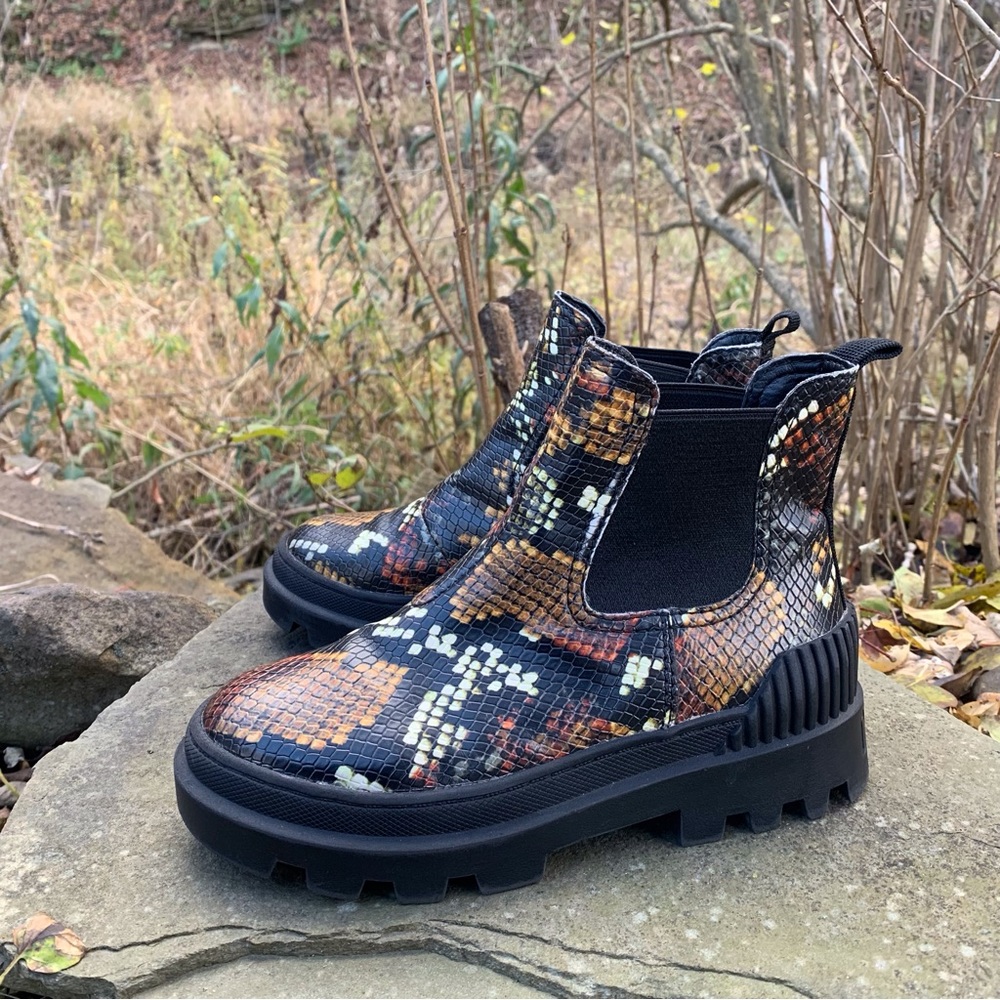 Circus by SAM EDELMAN Lug Sole Chelsea Boot Snake Pattern Excellent Size 5